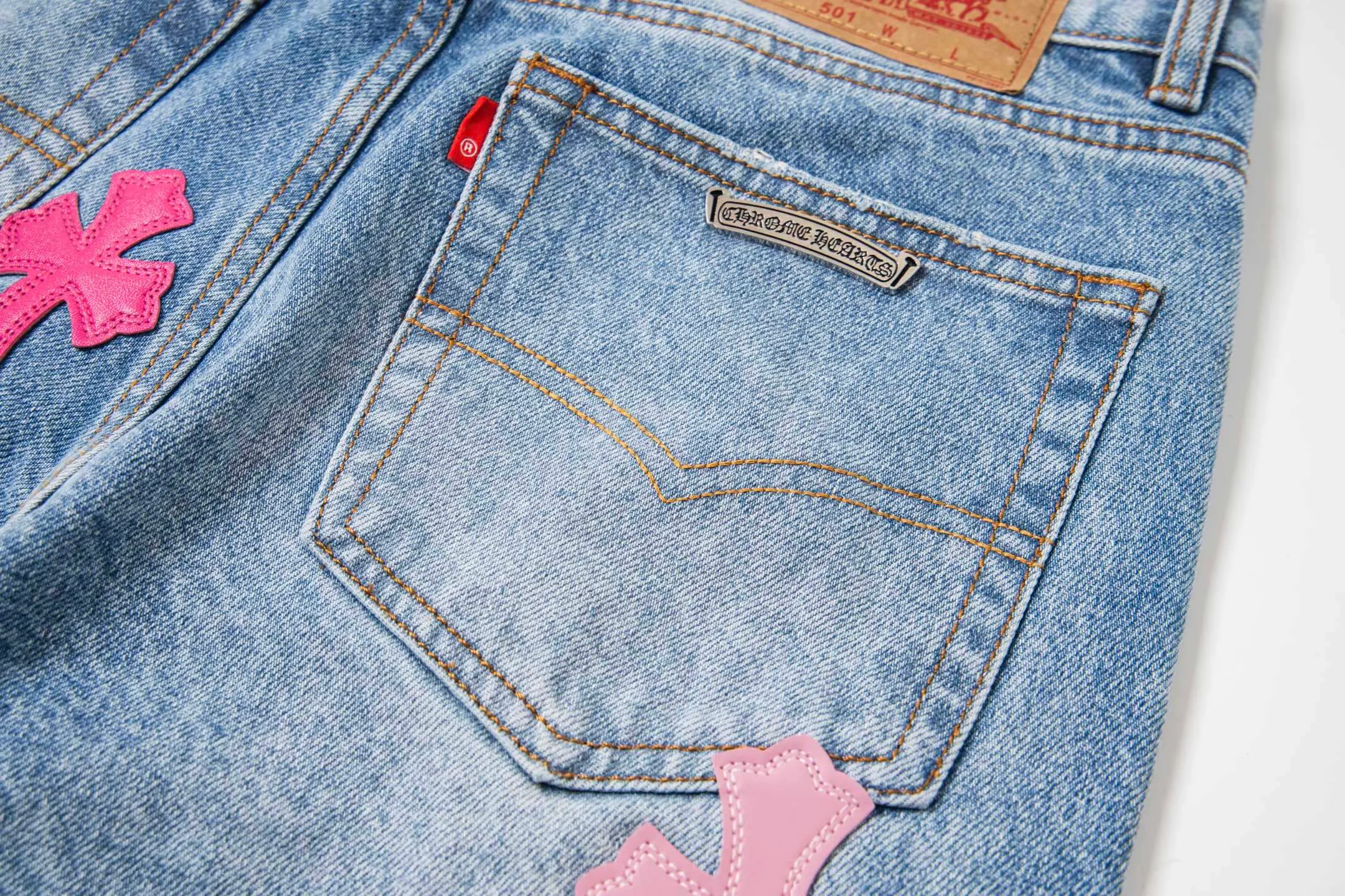 P260 High version (evergreen version) Chrome Hearts 25FW CH blue trousers pink leather cross bamboo jeans adopt patchwork elements, mostly presented in the shape of a cross, with glitter on the leather surface. Unique design, simple and elegant details, exquisite workmanship, neat lines of the entire trousers, and in place details! It’s also so cool that both men and women can easily control it. It’s a gender-neutral trendy up version. Style number: 1728# Color: blue pants and pink leather Size: 28 30 32 34 36